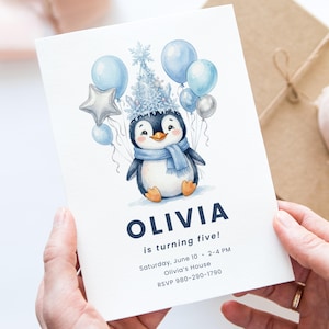 Könnte beinhalten: Eine Geburtstagseinladung mit einer Aquarellillustration eines Pinguins mit Partyhut und Schal, umgeben von blauen und silbernen Luftballons. Der Text lautet "OLIVIA wird fünf!" mit Veranstaltungsdetails.
