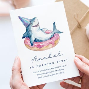 Plantilla de invitación de cumpleaños de tiburón adorable, invitación digital editable en Canva, temática de océano, gorro de fiesta, donut y acuarela para niños de 1.º a 5.º cumpleaños.