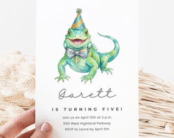 Könnte beinhalten: Eine weiße Einladungskarte mit einer Aquarellillustration einer grünen Leguan, die einen Partyhut und eine Fliege trägt. Der Text lautet "Garett wird fünf!" mit Veranstaltungsdetails. Gehalten von einer Hand.