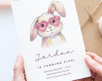 Schattige konijntje verjaardag Canva uitnodigingssjabloon, bewerkbare digitale uitnodiging voor kinderfeestje, aquarel konijn hart glazen eerste verjaardag