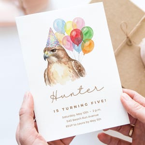 Puede incluir: Una invitación de cumpleaños con una ilustración en acuarela de un halcón con un gorro de fiesta y globos de colores. La invitación dice "Hunter IS TURNING FIVE!" con detalles del evento.
