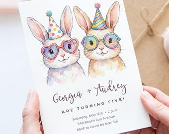 Bunny verjaardagsuitnodiging canvas sjabloon, bewerkbare dubbele gezamenlijke feestuitnodiging, aquarel dieren kinderfeestje, pastel glazen digitaal
