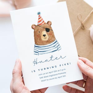 Könnte beinhalten: Eine Geburtstagseinladung mit einer Aquarellillustration eines braunen Bären mit Augenklappe, gestreiftem Hemd und Partyhut. Die Einladung lautet "Hunter is turning five!" in blauer Schrift, mit Veranstaltungsdetails darunter.