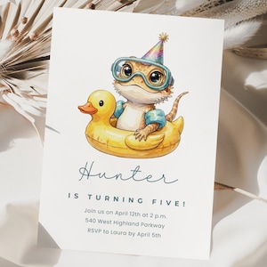 Può includere: Un biglietto d'invito bianco con un lucertola dei cartoni animati con occhiali, un cappello da festa e braccioli, che galleggia in un'anatra gonfiabile gialla. Il testo recita "Hunter compie cinque anni!" con i dettagli della festa.