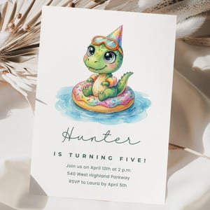 Peut inclure: Une invitation aquarelle avec un dinosaure vert portant des lunettes et un chapeau de fête, flottant sur un flotteur en forme de donut. Le texte dit "Hunter a cinq ans !" avec les détails de l'événement.