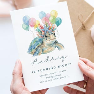 Può includere: Un invito di compleanno ad acquerello con una tartaruga marina ornata di coralli e palloncini. Il testo dell'invito recita "Audrey IS TURNING EIGHT!" con i dettagli dell'evento. Il design utilizza colori pastello e uno stile stravagante.