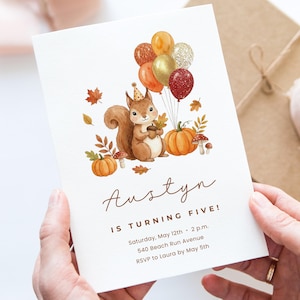 Könnte beinhalten: Eine weiße Einladungskarte mit einer Aquarellillustration eines Eichhörnchens mit Partyhut, das eine Eichel hält, umgeben von Kürbissen, Pilzen, Herbstblättern und orangefarbenen, goldenen und roten Luftballons mit dem Text Austyn IS TURNING FIVE! Saturday, May 12th, 2 p.m., 540 Beach Run Avenue, RSVP to Laura by May 5th.