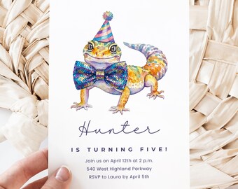 Könnte beinhalten: Eine Geburtstagseinladung mit einer Aquarellillustration eines Geckos mit Partyhut und Fliege. Die Einladung lautet "Hunter wird fünf!" mit Veranstaltungsdetails darunter.