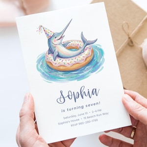 Plantilla de invitación de cumpleaños para fiesta en la piscina con temática de pez espada y donas en Canva / Invitación digital editable para fiestas infantiles con temática de marlín en acuarela pastel