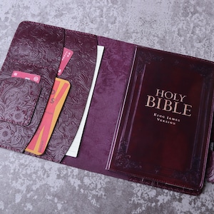 KJV Cubierta de la Santa Biblia Cierre En relieve Cuero púrpura Regalos para ancianos Regalo de Jw Estuche para libros de la Santa Biblia Receptáculo para bolígrafos 11AAOSJLL