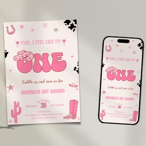 Puede incluir: Una invitación rosa y blanca para una fiesta de primer cumpleaños con temática del oeste. La invitación presenta un sombrero de vaquero rosa, el número uno y el texto "Man, I feel like I'm one". La invitación también incluye el texto "Saddle up and join us for Sophia's 1st Rodeo".