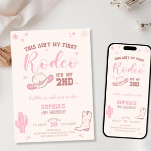 K&ouml;nnte beinhalten: Eine rosa-wei&szlig;e Geburtstagseinladungskarte und ein Smartphone mit demselben Design. Der Text lautet This Ain't My First Rodeo It's My 2nd, erg&auml;nzt durch Grafiken eines Cowboyhuts, eines Kaktus und eines Cowboystiefels in hellen Rosat&ouml;nen.