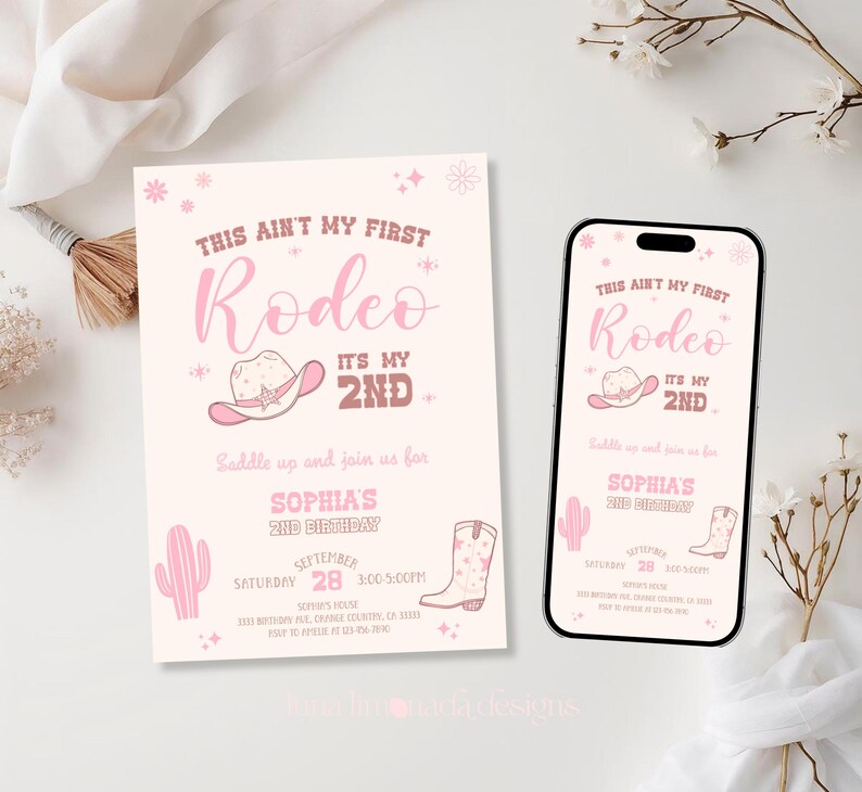 K&ouml;nnte beinhalten: Eine rosa-wei&szlig;e Geburtstagseinladungskarte und ein Smartphone mit demselben Design. Der Text lautet This Ain't My First Rodeo It's My 2nd, erg&auml;nzt durch Grafiken eines Cowboyhuts, eines Kaktus und eines Cowboystiefels in hellen Rosat&ouml;nen.