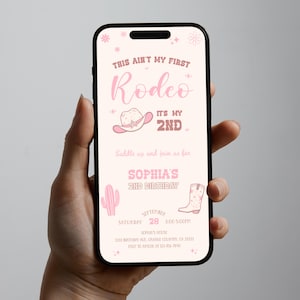 Könnte beinhalten: Eine digitale Einladung in Rosa und Braun für eine zweite Geburtstagsfeier mit Western-Thema. Die Einladung lautet "Das ist nicht mein erstes Rodeo, es ist mein 2. " mit einem rosa Cowboyhut und Stiefeln als Grafik. Der Text enthält auch den Namen des Geburtstagskindes, Sophia, das Datum und die Uhrzeit der Party sowie die Adresse.