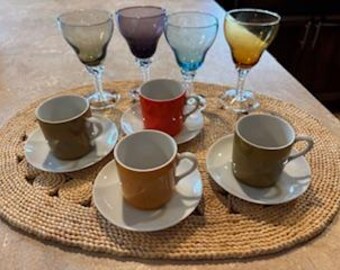 Juego de espresso inspirado en los años 70, tazas de café, platillos y vasos de pie multicolor, decoración retro para cafetería, juego de 12 piezas de cristalería.