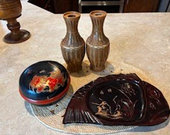 Lote de decoración asiática vintage, caja decorativa de estilo japonés, jarrones pequeños tejidos, placa de pared tallada, decoración ecléctica para estantes.