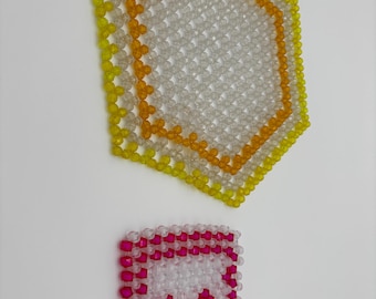 Juego de salvamanteles y posavasos vintage con cuentas, de plástico retro, con diseño hexagonal de carita sonriente.