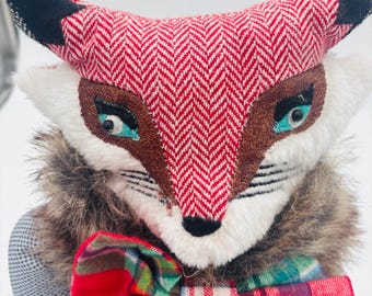 Peluche navideño Debi Lilly City Fox para estante – Peluche con peso de la Sra. Fox, lazo a cuadros, cuello de piel sintética, decoración navideña rústica