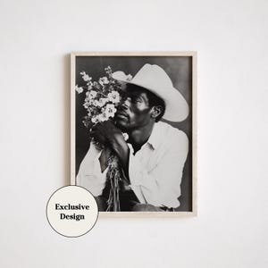 Cowboy + Blumen Digitaler Kunstdruck, zeitgenössische westliche Fotografie, schwarzes Cowboy-Porträt, Eklektische Wanddekoration, rustikale Volkskunst-Druck