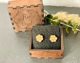 Ohrstecker Blume aus Holz /ohrringe gold lackiert im Holzkästchen mit Wunschgravur