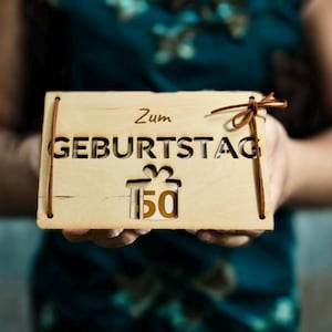 Geldgeschenk Karte zum Geburtstag aus  Holz mit Lederband