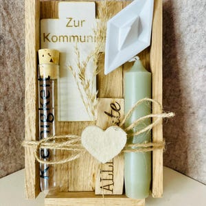 Geldgeschenk zur Konfirmation mit Kerze, Holzkreuz mit Gravur und Symbol Boot, Taube oder Fisch aus raysin