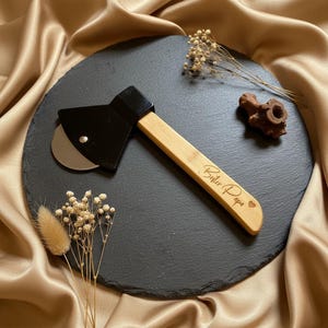 Decoración personalizada de cuchillo de pizza con grabado: forma de hacha para cortar pizza hecha de madera y acero inoxidable, regalo para papá, maestro de la parrilla, hombres