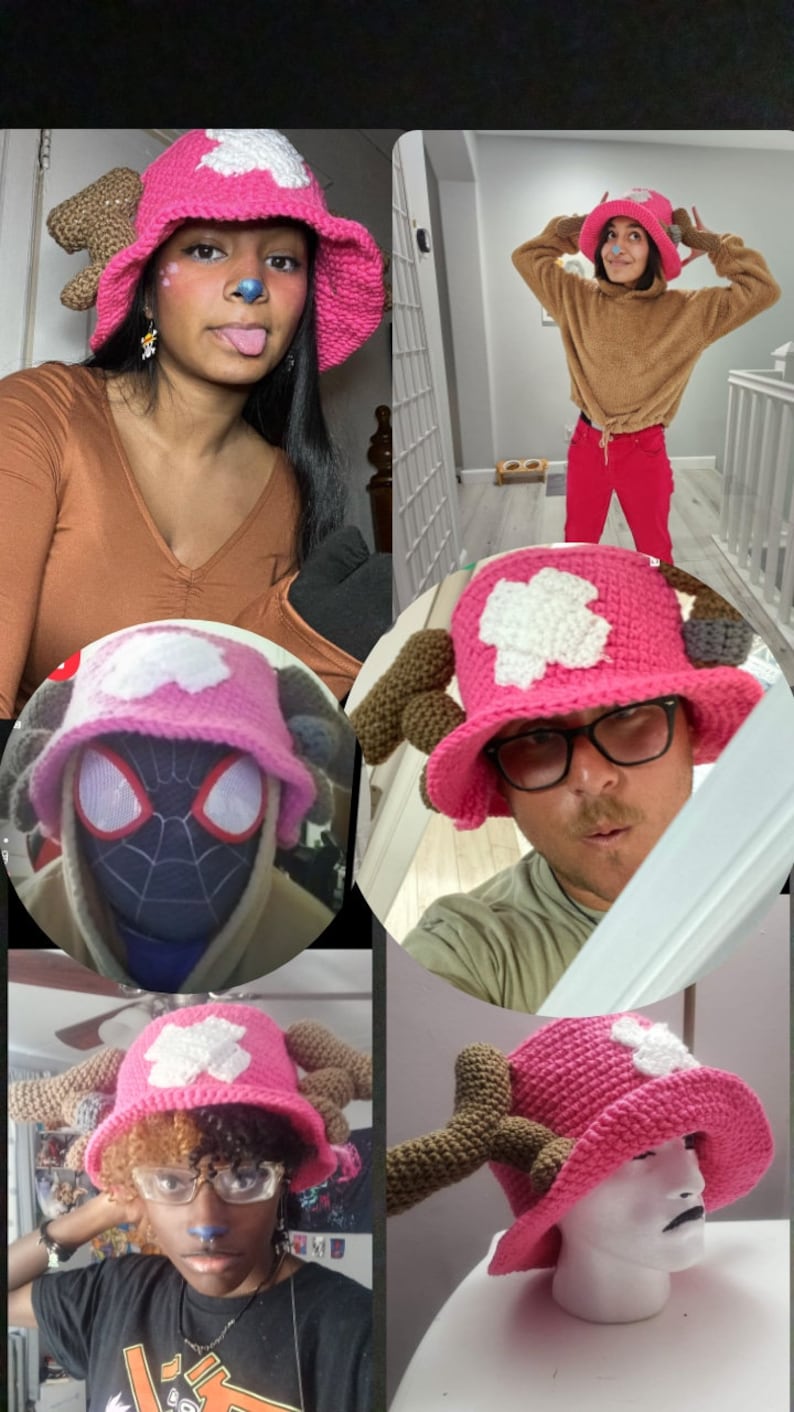 K&ouml;nnte beinhalten: Ein rosa geh&auml;kelter Hut mit einer wei&szlig;en Blume und braunen Geweihen. Der Hut wird von mehreren Personen in verschiedenen Umgebungen getragen. Das Design des Hutes ist von einem beliebten Anime-Charakter inspiriert.