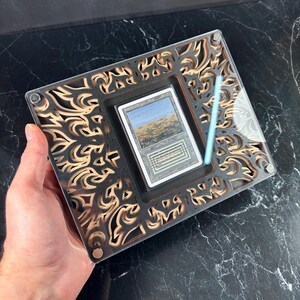 Présentoir à cartes en bois personnalisé MTG | Cadre pour cartes Magic The Gathering | Présentoir pour cartes à collectionner | Décoration murale en bois MTG en couches
