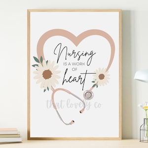 Pode incluir: Um pôster imprimível com um coração rosa e um estetoscópio. O texto no pôster diz "Nursing is a work of heart".