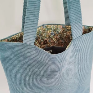 Sac cabas en velours côtelé intérieur fleuri avec poche et fermeture/ velvet tote bag, made in France Bleu ciel