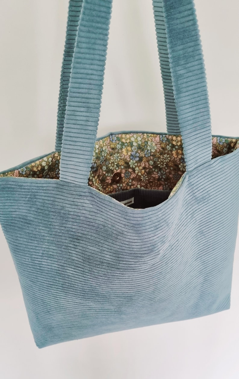 Sac cabas en velours côtelé intérieur fleuri avec poche et fermeture/ velvet tote bag, made in France Bleu ciel