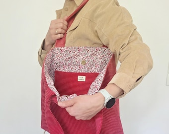 Borsa tote in velluto a coste con interno floreale, dotata di tasca e chiusura, realizzata in Francia. Disponibile anche con chiusura a zip.