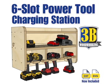 Puede incluir: Una estación de carga de herramientas eléctricas de 6 ranuras de madera con el texto "6-Slot Power Tool Charging Station". La estación tiene dos estantes y ranuras para taladros y baterías. El logotipo "3B Woodworking" es visible.