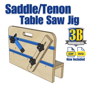 Può includere: Un jig per sega da tavolo in legno per creare giunti a sella e tenone. Il jig ha due binari blu con manopole regolabili e una maniglia. Il jig è etichettato "Saddle/Tenon Table Saw Jig" e "3B Woodworking".