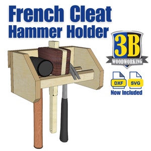 Puede incluir: Un modelo 3D de un soporte de martillo de madera con un diseño de cremalleras francesas. El soporte tiene un estante para un mazo y dos ranuras para martillos. El texto "French Cleat Hammer Holder" y "3B Woodworking" es visible en la imagen.