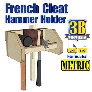 Könnte beinhalten: Ein hölzerner French Cleat Hammerhalter mit verschiedenen Werkzeugen. Der Halter hat ein Regal und Platz für einen Hammer. Der Text "French Cleat Hammer Holder" befindet sich oben.