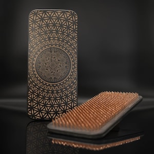 Handgemaakt sadhu-bord: koperen spijkers, gegraveerd yogaontwerp + affirmaties inbegrepen