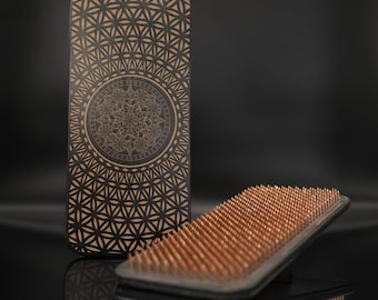 Handgefertigte Sadhu Tafel: Kupfernägel, mit eingraviertem Yoga Design und Affirmationen