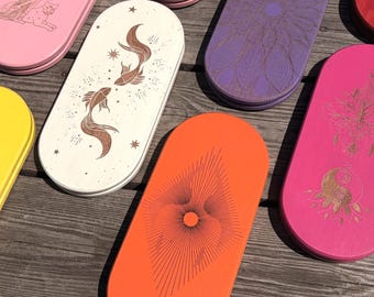 Staande plank met spijkers: Handbeschilderd Sadhu-hulpmiddel - Yoga Mindfulness Cadeau, Meditatie Acupressuur, Gegraveerd Houten Platform