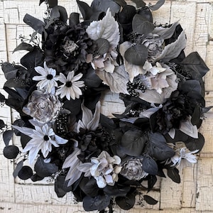 Elegant Halloween Wreath for Front Door, Beautiful Gothic Wreath, Black Gothic Wall Decor, Halloween Wreath, Halloween Entry Decor,Halloween
