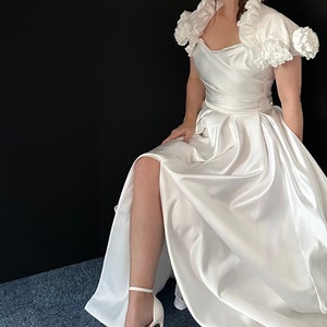 Pale Ivory Flower Head Bridal Bolero Jacket - UK Size 12