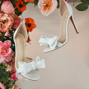 SYDNEY BOWS Wedding Shoe Clip - Shoe Bow, Bow Shoe, Pale ivory Satin