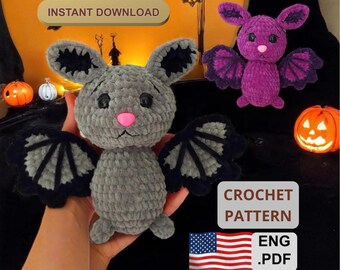 Op de afbeelding: Gehaakte vleermuisknuffels in grijs en paars, met zwarte vleugels en roze neuzen, worden getoond tegen een Halloween-achtergrond. De afbeelding bevat een pompoen, de tekst "INSTANT DOWNLOAD" en een "CROCHET PATTERN" afbeelding.