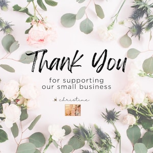 K&ouml;nnte beinhalten: Eine Dankeskarte zur Unterst&uuml;tzung unseres Kleinunternehmens mit einem Blumenrand aus blassrosa Rosen und gr&uuml;nen Eukalyptusbl&auml;ttern. Der Text lautet Thank You for supporting our small business, gefolgt von dem Namen christine und einem Foto.
