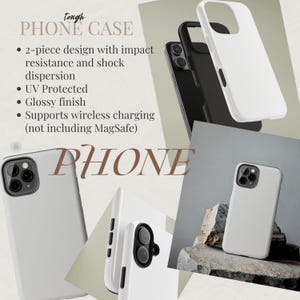 Może przedstawiać: Wyświetlane są białe i czarne etui na telefony. Tekst na zdjęciu brzmi "tough PHONE CASE" i wymienia funkcje, takie jak dwuczęściowa konstrukcja, ochrona przed promieniowaniem UV i obsługa ładowania bezprzewodowego.