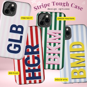 Może przedstawiać: Kolekcja etui na telefony Stripe Tough Case z r&oacute;żnymi wzorami w paski. Etui mają pionowe paski w kolorze r&oacute;żowym i granatowym, zielone prążki, czerwono-białe oraz jasnoniebiesko-białe. Każde etui wyświetla pogrubione, wielkie litery w kontrastujących kolorach.