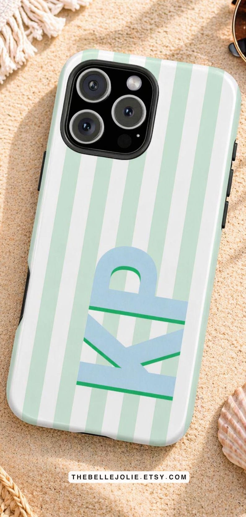 Może przedstawiać: Etui na telefon z miętowo-zielonym i białym wzorem w paski. Etui posiada jasnoniebieskie inicjały "KP" oraz adres strony internetowej THEBELLEJOLIE.ETSY.COM.
