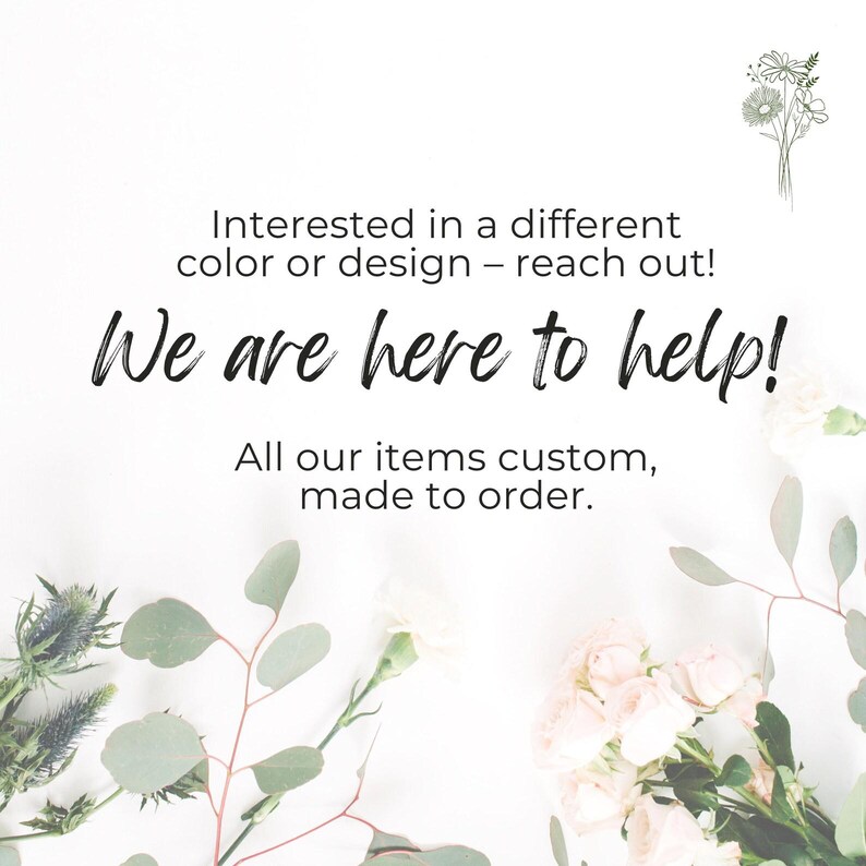 K&ouml;nnte beinhalten: Eine wei&szlig;e Grafik mit einer Blumenillustration in der oberen rechten Ecke und am unteren Rand. Der Text lautet: Interested in a different color or design &ndash; reach out! We are here to help! All our items custom, made to order.