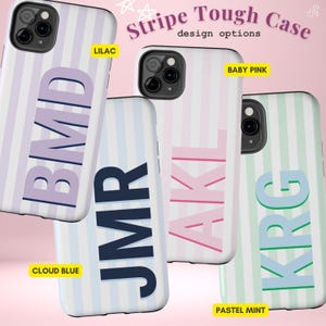 Może przedstawiać: Cztery etui na telefon z pionowymi paskami w kolorach liliowym, baby pink, cloud blue i pastelowej mięty. Każde etui ma inny zestaw inicjał&oacute;w pogrubioną czcionką. Widoczny jest r&oacute;wnież tekst "Stripe Tough Case" i "design options".